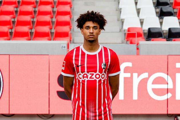 Kevin Schade SC Freiburg, 20 SC Freiburg, 1 Bundesliga, Portraittermin 2022 2022, 20 07 2022 DFB DFL REGULATIONS PROHIBIT ANY USE OF PHOTOGRAPHS AS IMAGE SEQUENCES AND OR QUASI VIDEO SC Freiburg, 1 Bundesliga, Portraittermin 2022 2023, 20 07 2022 Freiburg Copyright: xEibner-Pressefoto RogerxBuerkex EP_EER
