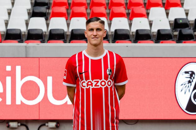 Roland Sallai SC Freiburg, 22 SC Freiburg, 1 Bundesliga, Portraittermin 2022 2022, 20 07 2022 DFB DFL REGULATIONS PROHIBIT ANY USE OF PHOTOGRAPHS AS IMAGE SEQUENCES AND OR QUASI VIDEO SC Freiburg, 1 Bundesliga, Portraittermin 2022 2023, 20 07 2022 Freiburg Copyright: xEibner-Pressefoto RogerxBuerkex EP_EER