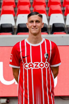 Roland Sallai SC Freiburg, 22 SC Freiburg, 1 Bundesliga, Portraittermin 2022 2022, 20 07 2022 DFB DFL REGULATIONS PROHIBIT ANY USE OF PHOTOGRAPHS AS IMAGE SEQUENCES AND OR QUASI VIDEO SC Freiburg, 1 Bundesliga, Portraittermin 2022 2023, 20 07 2022 Freiburg Copyright: xEibner-Pressefoto RogerxBuerkex EP_EER