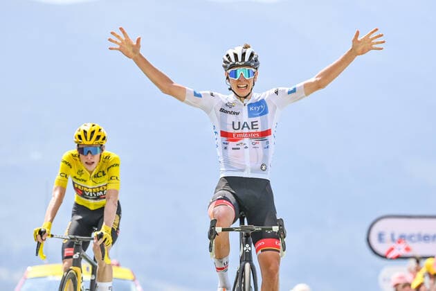 Sport Bilder des Tages Slovenian Tadej Pogacar of UAE Team Emirates crosses the finish line of stage 17 of the Tour de France cycling race, from Saint-Gaudens to Peyragudes (130 km), France, on Wednesday 20 July 2022. This year s Tour de France takes place from 01 to 24 July 2022. - UK OUT DAVIDxSTOCKMAN  x37664491x