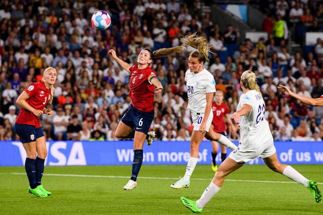 BRIGHTON, ENGLAND JULY 11 Ella Toone of England R heads the ball during the UEFA Women s Euro England 2022 group A match between England and Norway at Brighton Hove Community Stadium on July 11, 2022 in Brighton, United Kingdom Brighton Brighton Hove Community Stadiu England United Kingdom  Copyright: xJustPictures.ch MarcioxMachadox