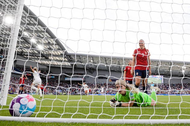 BRIGHTON, ENGLAND JULY 11 Beth Mead of England L heads the ball for scoring her goal over Goalkeeper Guro Pettersen of Norway R during the UEFA Women s Euro England 2022 group A match between England and Norway at Brighton Hove Community Stadium on July 11, 2022 in Brighton, United Kingdom Brighton Brighton Hove Community Stadiu England United Kingdom  Copyright: xJustPictures.ch MarcioxMachadox