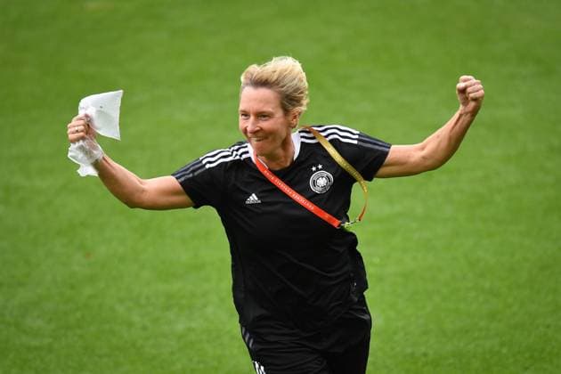 Sport Themen der Woche KW29 Sport Bilder des Tages WOMEN SOCCER - UEFA Women s Euro 2022, GER vs AUT BRENTFORD,ENGLAND,20.JUL.22 - WOMEN SOCCER - UEFA Women s Euro 2022, quarterfinal, OEFB international match, Länderspiel, Nationalmannschaft Germany vs Austria, preview, training Team GER. Image shows head coach Martina Voss-Tecklenburg (GER).  GEPAxpictures xAshleyxWestern