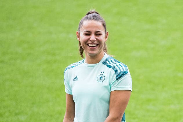 UEFA WOMENS EURO ENGLAND 2022 final training Germany 20 07 2022 Lena Oberdorf Germany, 6 laughs UEFA WOMENS EURO ENGLAND 2022 final training Germany Brentford Community Stadium, London, 20 07 2022 Copyright: xBEAUTIFULxSPORTS Wunderlx