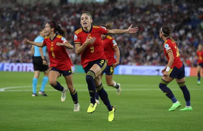 Sport Bilder des Tages Brighton and Hove, England, 20th July 2022. Esther Gonzalez of Spain celebrates after scoring the opening goal during the UEFA Women s European Championship, EM, Europameisterschaft 2022 match at the AMEX Stadium, Brighton and Hove. Picture credit should read: Paul Terry Sportimage EDITORIAL USE ONLY. No use with unauthorised audio, video, data, fixture lists, club league logos or live services. Online in-match use limited to 120 images, no video emulation. No use in betting, games or single club league player publications. SPI-1765-0026