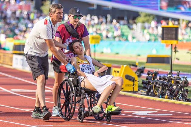 Sport Themen der Woche KW29 Sport Bilder des Tages World Athletics Championships Oregon 22; United States of America, 20.07.2022 Exhausted Sara BENFARES of GERMANY (GER) gets medical help after the first round of the womens 5000 m World Athletics Championships Oregon 22 in Eugene, on Wednesday, July 20, 2022 *** World Athletics Championships Oregon 22 United States of America, 20 07 2022 Exhausted Sara BENFARES of GERMANY GER gets medical help after the first round of the womens 5000 m World Athletics Championships Oregon 22 in Eugene, on Wednesday, July 20, 2022 Copyright: xBEAUTIFULxSPORTS OlafxRellischx
