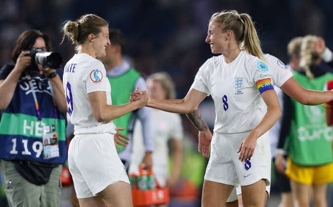 Mandatory Credit: Photo by Andrew Fosker Shutterstock (13038840cp) Ellen White of England & Leah Williamson (Captain) of England celebrate reaching the semi-finals after a 2-1 win over Spain England v Spain, Womens UEFA European Championship, EM, Europameisterschaft Quarter Final, Football, American Express Community Stadium, Brighton, UK - 20 Jul 2022 EDITORIAL USE ONLY No use with unauthorised audio, video, data, fixture lists (outside the EU), club league logos or live services. Online in-match use limited to 45 images (+15 in extra time). No use to emulate moving images. No use in betting, games or single club league player publications services. England v Spain, Womens UEFA European Championship, Quarter Final, Football, American Express Community Stadium, Brighton, UK - 20 Jul 2022 EDITORIAL USE ONLY No use with unauthorised audio, video, data, fixture lists (outside the EU), club league logos or live services. Online in-match use limited to 45 images (+15 in extra time). No use to emulate moving images. No use in betting, games or Copyright: xAndrewxFosker Shutterstockx 13038840cp