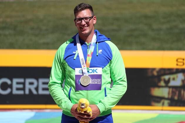 Mandatory Credit: Photo by Amanda Loman Shutterstock (13037095q) Gold medalist Krisjan Ceh, of Slovenia, during the medal ceremony for the men s discus throw 2022 World Athletics Championships, Day Six Hayward Field, Eugene, Oregon, USA - 20 Jul 2022 2022 World Athletics Championships, Day Six Hayward Field, Eugene, Oregon, USA - 20 Jul 2022 Copyright: xAmandaxLoman Shutterstockx 13037095q