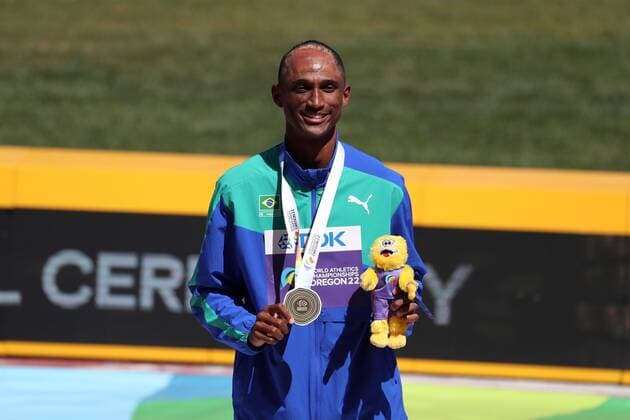 Mandatory Credit: Photo by Amanda Loman Shutterstock (13037095v) Gold medalist Alison Dos Santos, of Brazil, during the medal ceremony for the men s 400-meter hurdles 2022 World Athletics Championships, Day Six Hayward Field, Eugene, Oregon, USA - 20 Jul 2022 2022 World Athletics Championships, Day Six Hayward Field, Eugene, Oregon, USA - 20 Jul 2022 Copyright: xAmandaxLoman Shutterstockx 13037095v