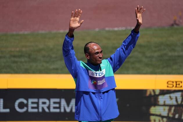 Mandatory Credit: Photo by Amanda Loman Shutterstock (13037095y) Gold medalist Alison Dos Santos, of Brazil, during the medal ceremony for the men s 400-meter hurdles 2022 World Athletics Championships, Day Six Hayward Field, Eugene, Oregon, USA - 20 Jul 2022 2022 World Athletics Championships, Day Six Hayward Field, Eugene, Oregon, USA - 20 Jul 2022 Copyright: xAmandaxLoman Shutterstockx 13037095y