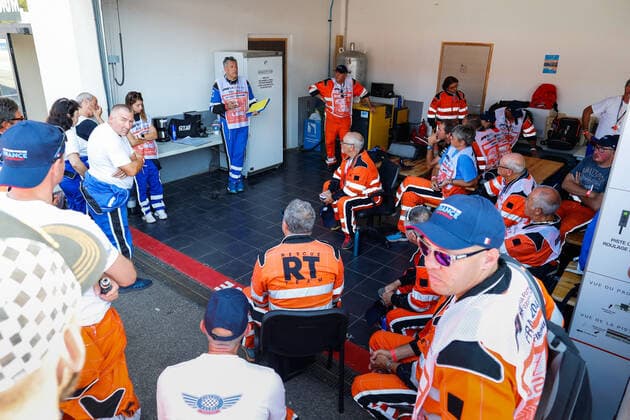 marshall, commissaire de piste, briefing during the Formula 1 Lenovo Grand Prix de France, French Grand Prix 2022, 12th round of the 2022 FIA Formula One World Championship, WM, Weltmeisterschaft from July 22 to 24, 2022 on the Circuit Paul Ricard, in Le Castellet, France - F1 - FRENCH GRAND PRIX 2022 DPPI Panoramic  00122028__V2_4050
