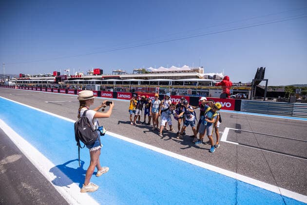 Kids during the Formula 1 Lenovo Grand Prix de France, French Grand Prix 2022, 12th round of the 2022 FIA Formula One World Championship, WM, Weltmeisterschaft from July 22 to 24, 2022 on the Circuit Paul Ricard, in Le Castellet, France - F1 - FRENCH GRAND PRIX 2022 DPPI Panoramic  00122028_GH_1505