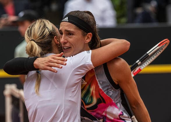 Hamburg European Open 2022 21 07 2022, Tennisanlage am Rothenbaum, Hamburg Andrea PETKOVIC GER injured against Anett KONTAVEIT EST already in the first set and retired accordingly in the second Â