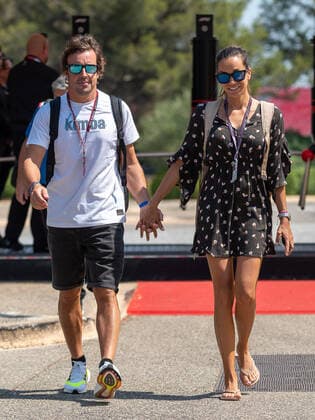 Fernando Alonso BWT Alpine F1 Team 14 arrives in the paddock with his girlfriend Linda Morselli, French Grand Prix 2022, Motorsport, Formula 1, 21 07 2022, French Grand Prix 2022, Motorsport, Formula 1, 21 07 2022 Le Castellet Copyright: xEibner-Pressefotox EP_FSU