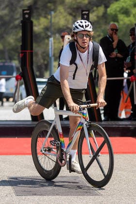 Sebastian Vettel Aston Martin Aramco Cognizant F1 Team 5 arrives in the paddock by bicycle, French Grand Prix 2022, Motorsport, Formula 1, 21 07 2022, French Grand Prix 2022, Motorsport, Formula 1, 21 07 2022 Le Castellet Copyright: xEibner-Pressefotox EP_FSU