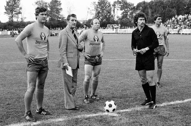 Benefit match in Wolfenbuettel on 10 08 1977 with Fritz Walter Helmut Rahn Uwe Seeler as well as Paul Breitner as referee a Here before kickoff with from left Max Lorenz Fritz Walter Uwe Seeler Paul Breitner and Rudi Assauer