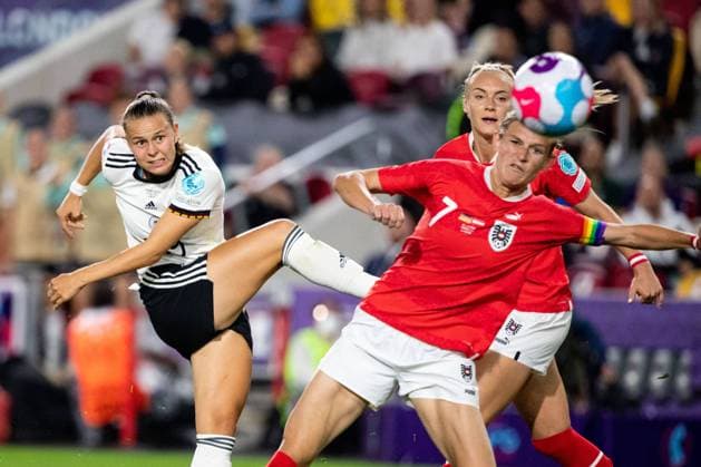 London, England, July 21st 2022: Klara Buehl (19 Germany) makes a shot at goal during the UEFA Womens Euro 2022 quarter final football match between Germany and Austria at the Brentford Community Stadium in London, England. (Liam Asman Womens Football Magazine SPP) Copyright: xLiamxAsmanx WomensxFootballxMagax spp-en-LiAswFoMas-LMA35015