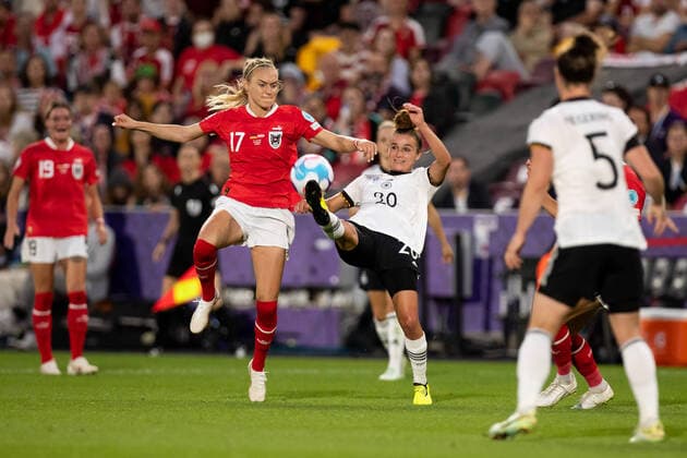 Germany v Austria - UEFA Women s Euros Sarah Puntigam of Austria and Lina Magull of Germany battle for the ball during the UEFA Women European Championship, EM, Europameisterschaft Quarter Final match between Germany and Austria at the Brentford Community Stadium, Brentford on Thursday 21st July 2022. Brentford United Kingdom  Copyright: xMIxNewsx originalFilename:fletcher-germanyv220721_nptMd.jpg