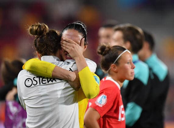 WOMEN SOCCER - UEFA Women s Euro 2022, GER vs AUT BRENTFORD,ENGLAND,21.JUL.22 - WOMEN SOCCER - UEFA Women s Euro 2022, quarterfinal, OEFB international match, Länderspiel, Nationalmannschaft Germany vs Austria. Image shows the disappointment of Manuela Zinsberger (AUT).  GEPAxpictures xAshleyxWestern