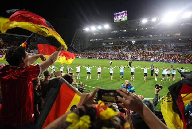Deutschland gegen Österreich Frauen 21. Juli 2022, London UEFA Women™s EUROs Viertelfinale Deutschland gegen Österreich Fans feiern mit den deutschen Frauen nach ihrem Sieg Foto Charlotte Wilson Offside London UK  Copyright: xCharlottexWilsonx xOffsidexOffside