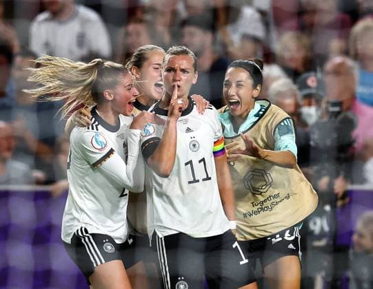 Sport Themen der Woche KW29 Sport Bilder des Tages London, England, 21st July 2022. Alexandra Popp of Germany celebrates scoring her sides second goal during the UEFA Women s European Championship, EM, Europameisterschaft 2022 match at Brentford Community Stadium, London. Picture credit should read: David Klein Sportimage EDITORIAL USE ONLY. No use with unauthorised audio, video, data, fixture lists, club league logos or live services. Online in-match use limited to 120 images, no video emulation. No use in betting, games or single club league player publications. SPI-1766-0024