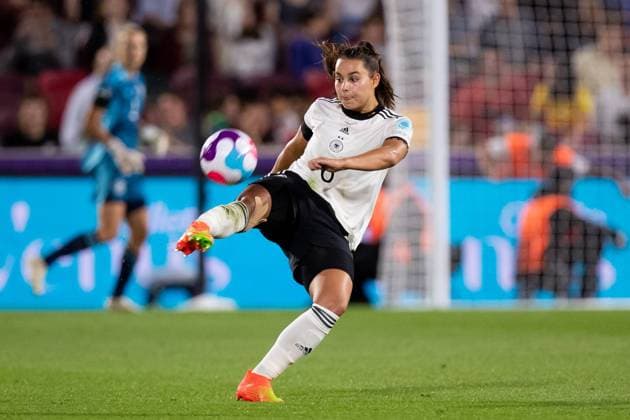 Germany v Austria: Quarter Final - UEFA Women s EURO 2022 Lena Oberdorf of Germany controls the ball during the UEFA Women European Championship, EM, Europameisterschaft Quarter Final match between Germany and Austria at the Brentford Community Stadium, Brentford on Thursday 21st July 2022. Brentford United Kingdom  Copyright: xMIxNewsx originalFilename:fletcher-germanyv220721_npDYe.jpg