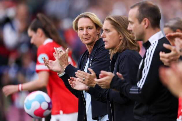 Mandatory Credit: Photo by Simon Dael Shutterstock (13040203c) Martina Voss-Tecklenburg manager of Germany as the teams take tp the field Germany v Austria, Womens UEFA European Championship, EM, Europameisterschaft Quarter Final, Football, Brentford Community Stadium, London, UK - 21 Jul 2022 Germany v Austria, Womens UEFA European Championship, Quarter Final, Football, Brentford Community Stadium, London, UK - 21 Jul 2022 Copyright: xSimonxDael Shutterstockx 13040203c