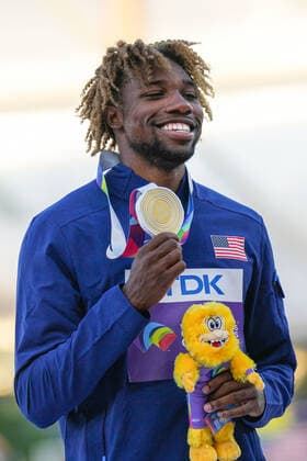 (220722) -- EUGENE, July 22, 2022 -- Gold medalist Noah Lyles of the United States poses with his gold medal during the awarding ceremony of the men s 200m at the World Athletics Championships Oregon22 in Eugene, Oregon, the United States, July 21, 2022. ) (SP)U.S.-EUGENE-ATHLETICS-WORLD CHAMPIONSHIPS-MEN S 200M-AWARDING CEREMONY WangxYing 