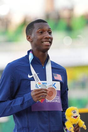 (220722) -- EUGENE, July 22, 2022 -- Bronze medalist Erriyon Knighton of the United States reacts during the awarding ceremony of the men s 200m at the World Athletics Championships Oregon22 in Eugene, Oregon, the United States, July 21, 2022. ) (SP)U.S.-EUGENE-ATHLETICS-WORLD CHAMPIONSHIPS-MEN S 200M-AWARDING CEREMONY WangxYing 