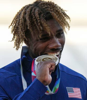 (220722) -- EUGENE, July 22, 2022 -- Gold medalist Noah Lyles of the United States bites his gold medal during the awarding ceremony of the men s 200m at the World Athletics Championships Oregon22 in Eugene, Oregon, the United States, July 21, 2022. ) (SP)U.S.-EUGENE-ATHLETICS-WORLD CHAMPIONSHIPS-MEN S 200M-AWARDING CEREMONY WangxYing 