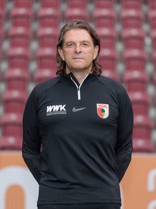 Dr Andreas Weigel Team Physician FC Augsburg 1 BL, Porträttermin 2022 2023,