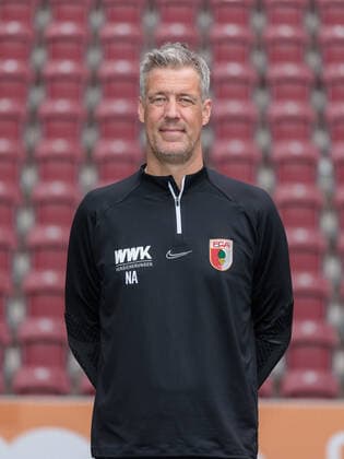 Niklas Albers Physiotherapist FC Augsburg 1 BL, Porträttermin 2022 2023,