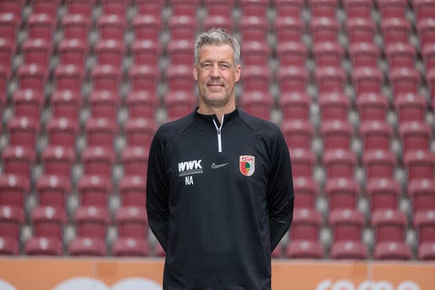 Niklas Albers Physiotherapist FC Augsburg 1 BL, Porträttermin 2022 2023,