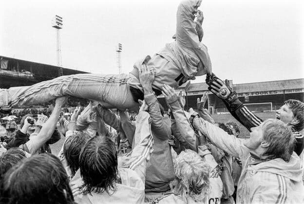 Sveriges tränare Ulf Lyfors hissas av laget efter segern mot England i finalen i fotbolls-EM i Luton, England, den 27 maj 1984. Sweden s coach Ulf Lyfors is hoisted into the air by team members after the victory against England in the final match of the 1984 European Competition for Women s Football. Storbritannien FOTBOLL x22x  Copyright: xLarsxJansson EXP TTx EM FOTBOLL 1984