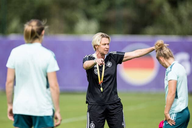 UEFA WOMENS EURO ENGLAND 2022 Training Germany 22 07 2022 Martina Voss Tecklenburg Coach Germany UEFA WOMENS EURO ENGLAND 2022 Training Germany Grasshoppers Rugby Football Club, London, 22 07 2022 Copyright: xBEAUTIFULxSPORTS Wunderlx
