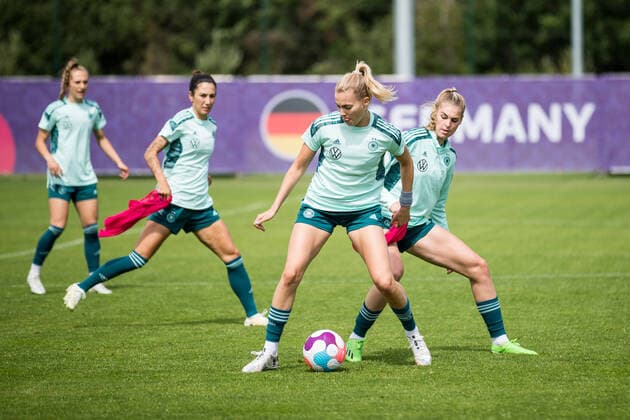 UEFA WOMENS EURO ENGLAND 2022 Training Germany 22 07 2022 Laura Freigang Germany, 10 , Jule Brand Germany, 22 UEFA WOMENS EURO ENGLAND 2022 Training Germany Grasshoppers Rugby Football Club, London, 22 07 2022 Copyright: xBEAUTIFULxSPORTS Wunderlx