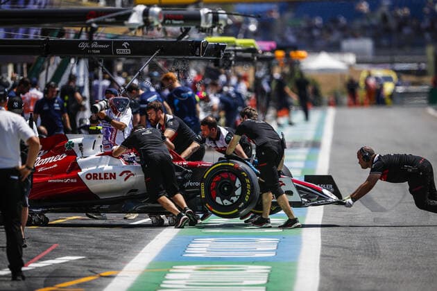 24 ZHOU Guanyu (chi), Alfa Romeo F1 Team ORLEN C42, pit stop during the Formula 1 Lenovo Grand Prix de France, French Grand Prix 2022, 12th round of the 2022 FIA Formula One World Championship, WM, Weltmeisterschaft from July 22 to 24, 2022 on the Circuit Paul Ricard, in Le Castellet, France - F1 - FRENCH GRAND PRIX 2022 DPPI Panoramic  _V2_5556