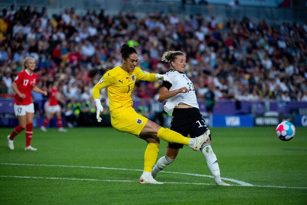 Goalkeeper Manuela Zinsberger Austria 1 in duel with Alexandra Popp Germany 11 , GBR, Germany vs Austria, Football UEFA Womens EURO 2022, Quarterfinal, 21 07 2022 GBR, Germany vs Austria, Football UEFA Womens EURO 2022, Quarterfinal, 21 07 2022 Brentford Copyright: xEibner Memmlerx EP_MMR