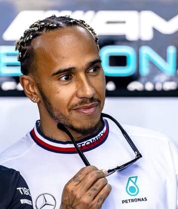 LE CASTELLET Lewis Hamilton Mercedes in the garage to watch Nick de Vries drive his car during practice 1 leading up to the F1 Grand Prix of France at Circuit Paul Ricard on July 21, 2022 in Le Castellet, France REMKO DE WAAL F1 Grand Prix of France Practice 2022 xVIxANPxSportx xxANPxIVx 452151205 originalFilename: 452151205.jpg