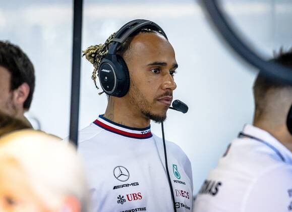 LE CASTELLET Lewis Hamilton Mercedes in the garage to watch Nick de Vries drive his car during practice 1 leading up to the F1 Grand Prix of France at Circuit Paul Ricard on July 21, 2022 in Le Castellet, France REMKO DE WAAL F1 Grand Prix of France Practice 2022 xVIxANPxSportx xxANPxIVx 452152690 originalFilename: 452152690.jpg