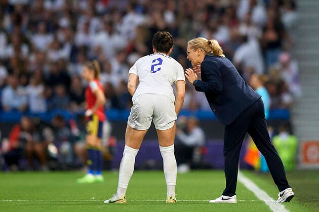 England v Spain: Quarter Final - UEFA Women s EURO 2022 Anna Signeul head coach of England gives instructions to Lucy Bronze FC Barcelona, Barca of England during the UEFA Women s Euro England 2022 Quarter Final match between England and Spain at Brighton & Hove Community Stadium on July 20, 2022 in Brighton, United Kingdom. Brighton England  Copyright: xJosexBretonx originalFilename:breton-englandv220720_npmAO.jpg