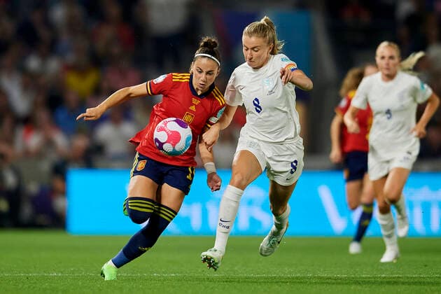 England v Spain: Quarter Final - UEFA Women s EURO 2022 Athenea Del Castillo (Real Madrid CF) of Spain and Leah Williamson (Arsenal FC) of England competes for the ball during the UEFA Women s Euro England 2022 Quarter Final match between England and Spain at Brighton & Hove Community Stadium on July 20, 2022 in Brighton, United Kingdom. Brighton England  Copyright: xJosexBretonx originalFilename:breton-englandv220720_npsxR.jpg