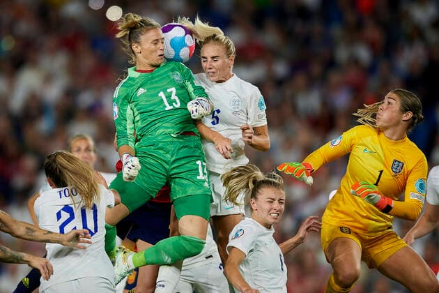 England v Spain: Quarter Final - UEFA Women s EURO 2022 Sandra Panos FC Barcelona, Barca of Spain and Alex Greenwood (Manchester City FC) of England competes for the ball during the UEFA Women s Euro England 2022 Quarter Final match between England and Spain at Brighton & Hove Community Stadium on July 20, 2022 in Brighton, United Kingdom. Brighton England  Copyright: xJosexBretonx originalFilename:breton-englandv220720_npv6t.jpg