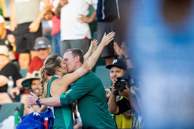 220722 Kelsey Lee Barber of Australia kisses her husband and coach Mike Barber after winning women s javelin throw final during day 8 of the 2022 World Athletics Championships on July 22, 2022 in Eugene Photo Jon Olav Nesvold BILDBYRAN COP 217 JM0336 bbeng friidrott athletics friidrett 2022 world athletics championships world athletics championships oregon22 friidrotts vm friidretts vm vm jubel,  Copyright: JONxOLAVxNESVOLD BB220722JE088