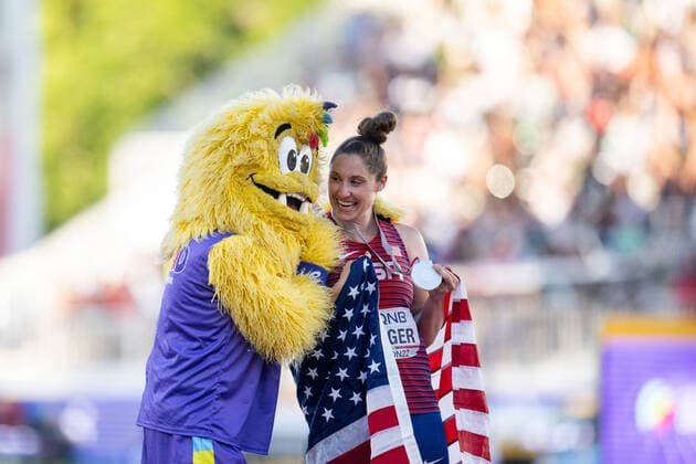 220722 Kara Winger of USA celebrates with the mascot after winning a silver medal in women s javelin throw final during day 8 of the 2022 World Athletics Championships on July 22, 2022 in Eugene Photo Jon Olav Nesvold BILDBYRAN COP 217 JM0336 bbeng friidrott athletics friidrett 2022 world athletics championships world athletics championships oregon22 friidrotts vm friidretts vm vm dam,  Copyright: JONxOLAVxNESVOLD BB220722JE115