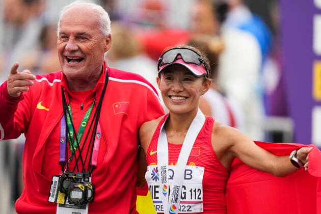 (220723) -- EUGENE, July 23, 2022 -- Qieyang Shijie (R) of China celebrates with coach Sandro Damilano during the women s 35km race walk final at the World Athletics Championships Oregon22 in Eugene, Oregon, the United States, July 22, 2022. ) (SP)U.S.-EUGENE-ATHLETICS-WORLD CHAMPIONSHIPS-WOMEN S 35KM RACE WALK WangxYing 