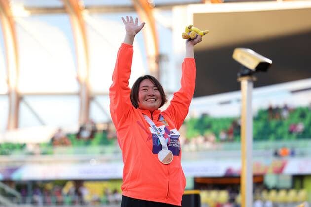Mandatory Credit: Photo by Amanda Loman Shutterstock (13037097q) Bronze-medallist Haruka Kitaguchi, of Japan, during the medal ceremony for the women s javelin throw 2022 World Athletics Championships, Day Eight Hayward Field, Eugene, Oregon, USA - 22 Jul 2022 2022 World Athletics Championships, Day Eight Hayward Field, Eugene, Oregon, USA - 22 Jul 2022  Copyright: xAmandaxLoman Shutterstockx 13037097q