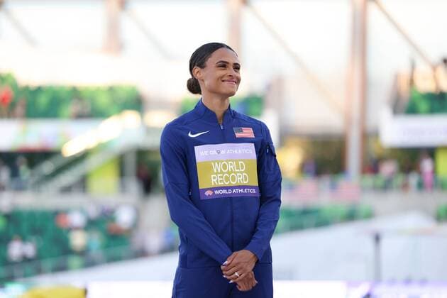 Mandatory Credit: Photo by Amanda Loman Shutterstock (13037097ac) Gold-medallist Sydney McLaughlin, of the United States, during the medal ceremony for the women s 400 hurdles 2022 World Athletics Championships, Day Eight Hayward Field, Eugene, Oregon, USA - 22 Jul 2022 2022 World Athletics Championships, Day Eight Hayward Field, Eugene, Oregon, USA - 22 Jul 2022  Copyright: xAmandaxLoman Shutterstockx 13037097ac