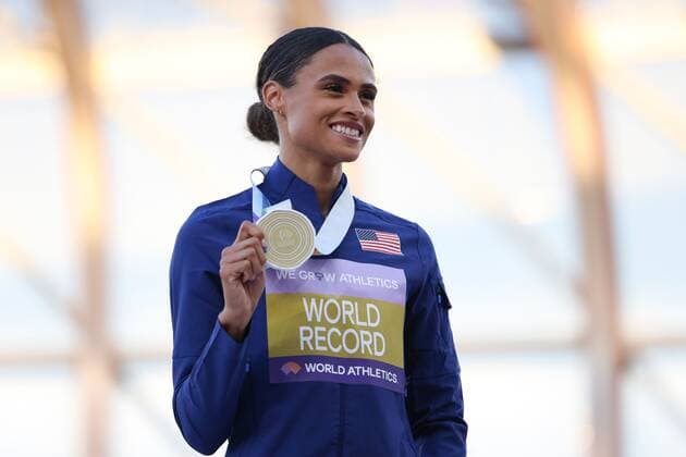 Mandatory Credit: Photo by Amanda Loman Shutterstock (13037097ag) Gold-medallist Sydney McLaughlin, of the United States, during the medal ceremony for the women s 400 hurdles 2022 World Athletics Championships, Day Eight Hayward Field, Eugene, Oregon, USA - 22 Jul 2022 2022 World Athletics Championships, Day Eight Hayward Field, Eugene, Oregon, USA - 22 Jul 2022  Copyright: xAmandaxLoman Shutterstockx 13037097ag