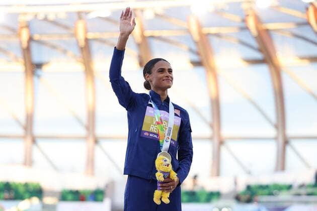Mandatory Credit: Photo by Amanda Loman Shutterstock (13037097ah) Gold-medallist Sydney McLaughlin, of the United States, during the medal ceremony for the women s 400 hurdles 2022 World Athletics Championships, Day Eight Hayward Field, Eugene, Oregon, USA - 22 Jul 2022 2022 World Athletics Championships, Day Eight Hayward Field, Eugene, Oregon, USA - 22 Jul 2022  Copyright: xAmandaxLoman Shutterstockx 13037097ah